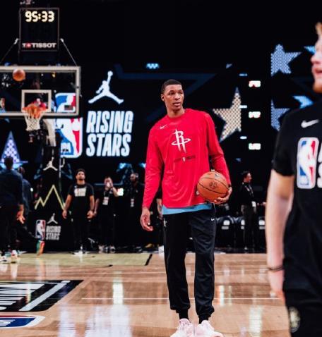 熊猫体育官方-火箭队主场迎战马刺队