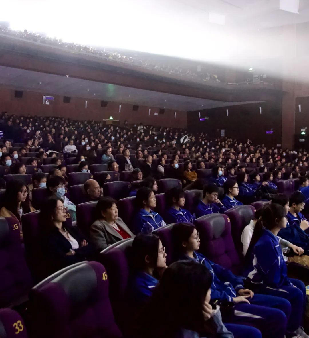 观众见证精彩瞬间,情绪高涨 观众见证精彩瞬间,情绪高涨