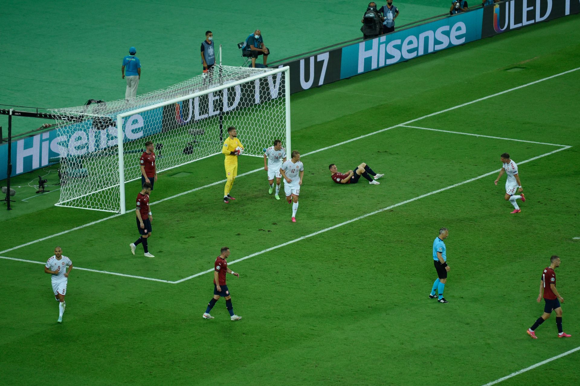 捷克队在客场发威，完胜对手