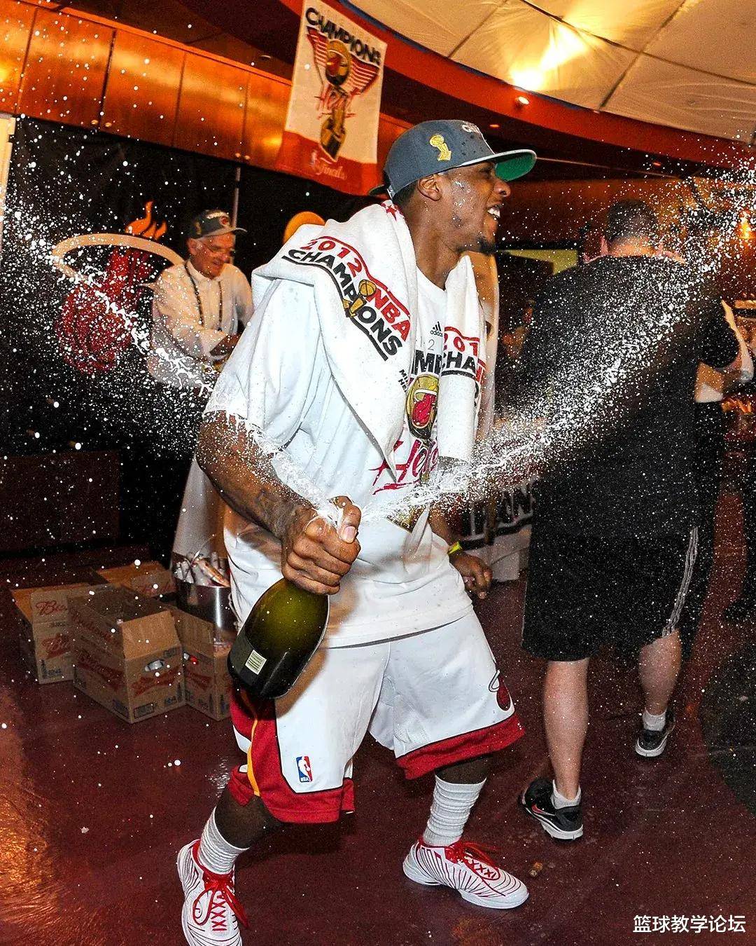 熊猫直播官网-尼日利亚男篮绝杀快船，詹姆斯三分雨点燃全场