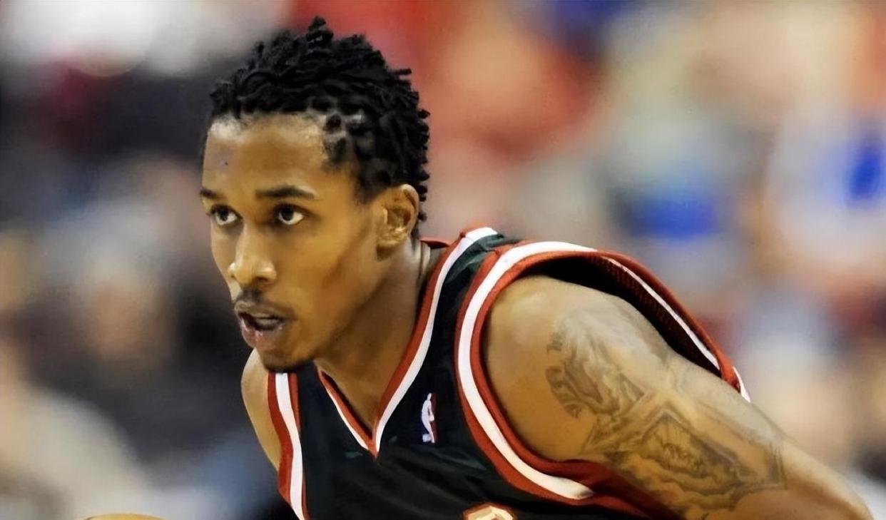 熊猫体育-詹宁斯加盟雄鹿，重返NBA的简单介绍